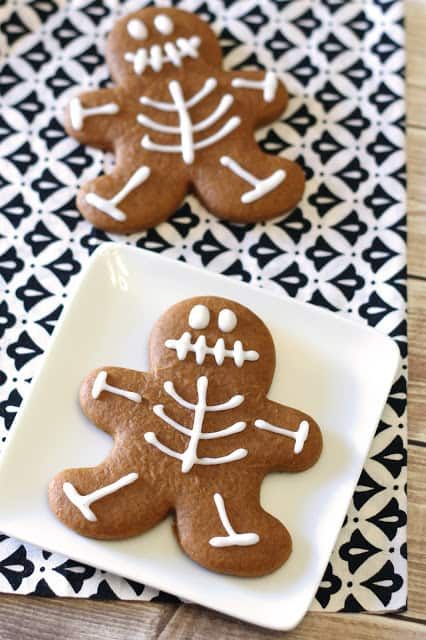 Whimsical Gingerbread Skeleton Cookies: A Festive Twist for Halloween Treats.