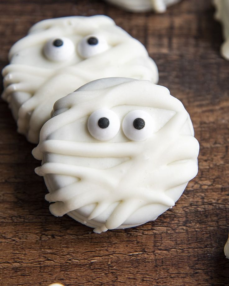 Mummy-Themed Cookies: Delightfully Spooky Treats for Halloween Celebrations.