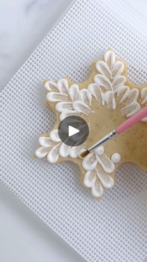 Elegant Intricate Snowflake Cookie Design with Delicate Icing Embellishments.