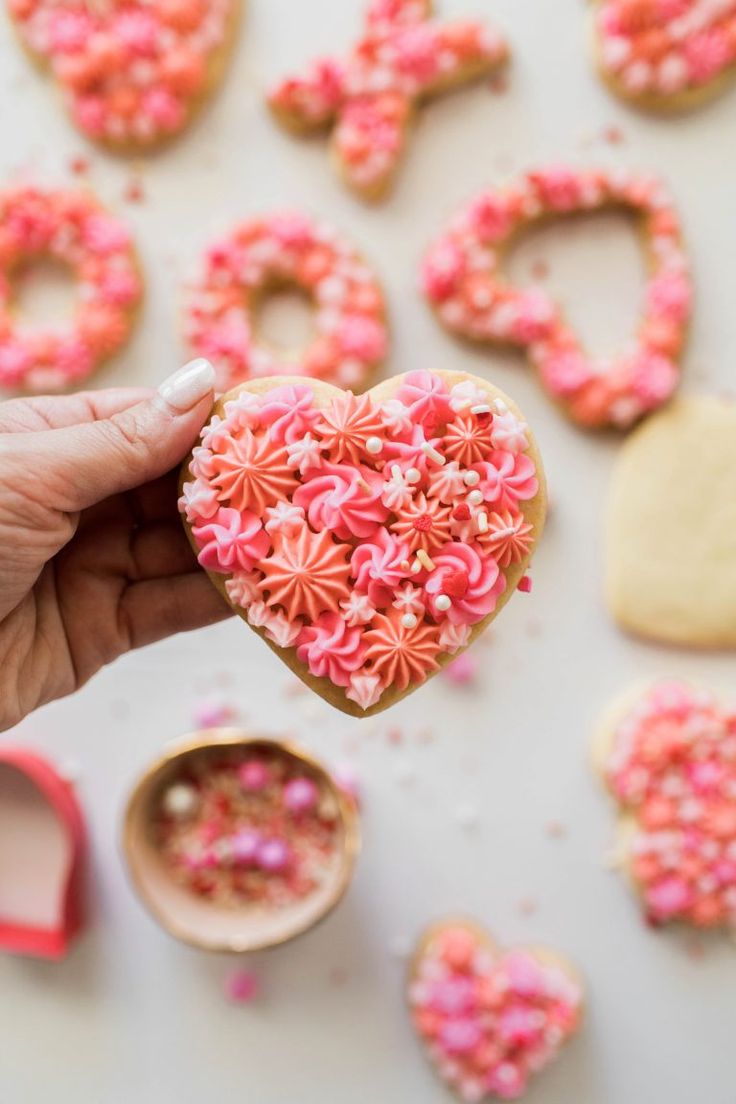 Festive Heart-Shaped Cookie: A Colorful Centerpiece for Celebrations.