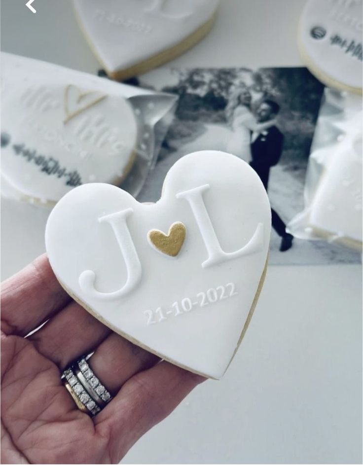 Elegant Heart-Shaped Cookie Design with White Icing and Golden Accent for Special Occasions.