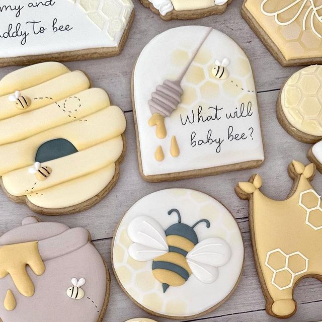 Whimsical Bee-Themed Cookie Designs in Soft Pastels