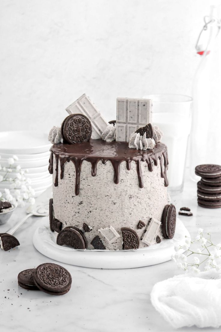 Elegant Chocolate Cake with Ganache and Oreo Accents for Celebrations.