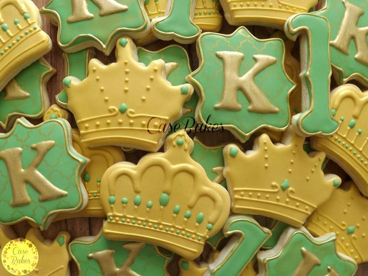 Vibrant Crown-Shaped Cookies with Intricate Designs for Regal Celebrations.