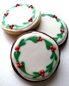 Charming Holiday Cookie Designs with Wreath Patterns and Icing