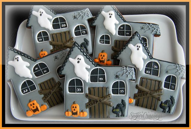 Spooktacular Halloween Cookies: Charming Haunted House Designs with Ghosts, Cats, and Pumpkins.