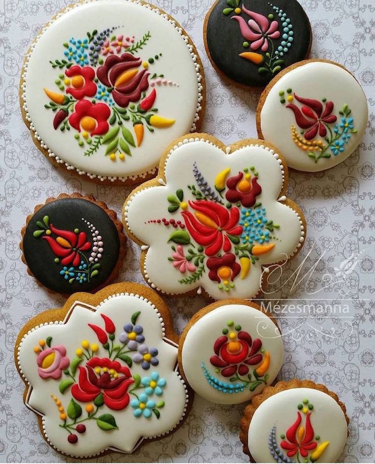 Intricate Floral-Design Cookies: A Visual Delight of Craftsmanship and Color.