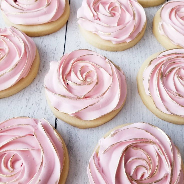 Elegantly Crafted Pink Rose Cookies with Intricate Piping and Gold Accents