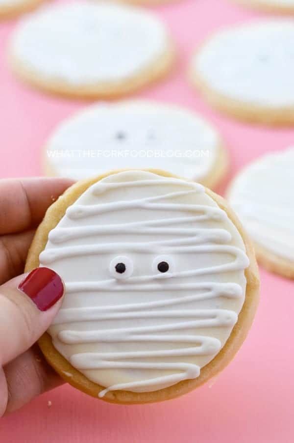 Charming Ghost-Themed Cookie Design: A Delightful Halloween Treat with Mummy-Inspired Icing.