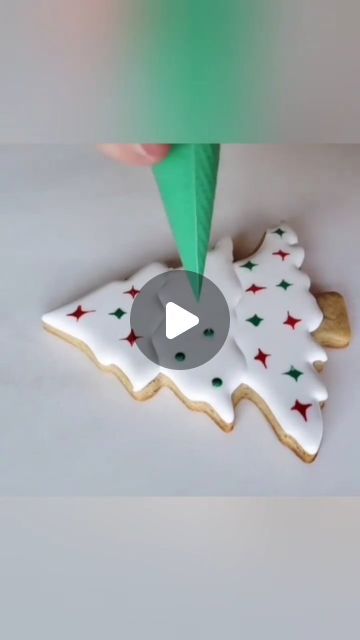 Elegant Christmas Tree Cookie: A Festive Delight with Icing and Accents.