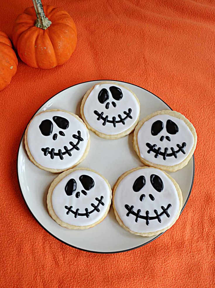 Playful Halloween Skull Cookies: Festive Treats for Seasonal Gatherings.