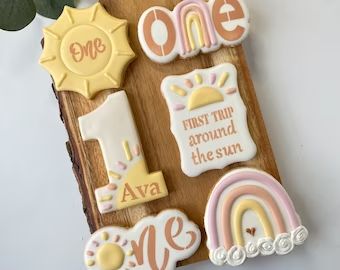 Whimsical Cookie Decorations: Vibrant Designs and Cheerful Motifs for Celebrations.