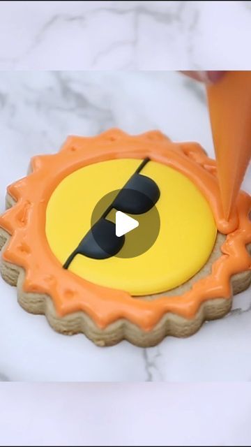 Cheerful Sun-Themed Cookie Design with Bright Colors and Striking Details