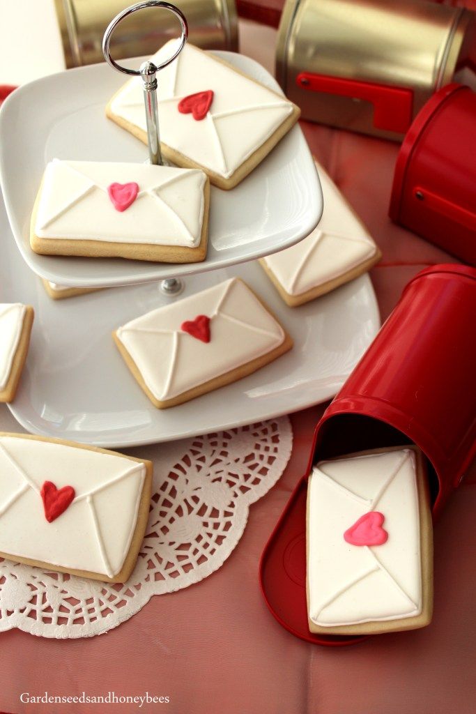 Heart-Shaped Cookies with Envelope Designs: A Charming Postal-Themed Delight for Valentine's Day