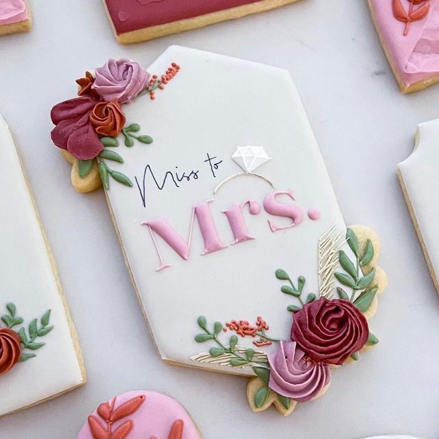 Charming Floral-Inspired Cookies: Elegant Pastels and Romantic Design for Bridal Celebrations.