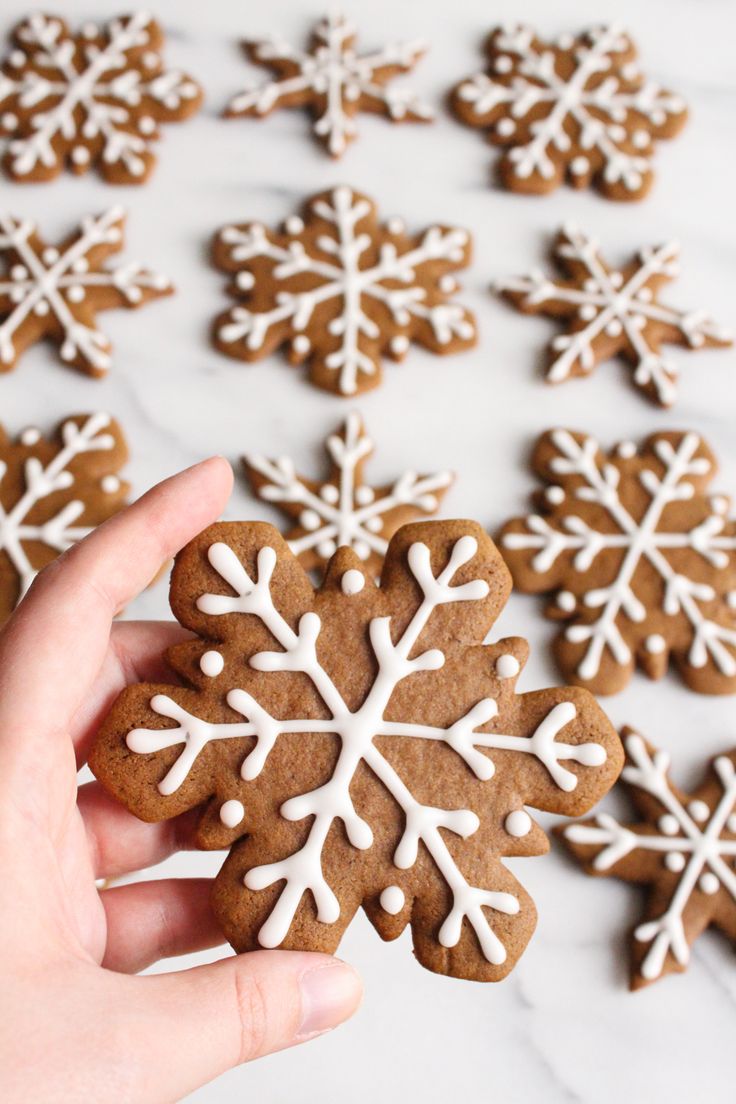 Intricate Gingerbread Snowflake Cookies: Festive Delights for Winter Gatherings