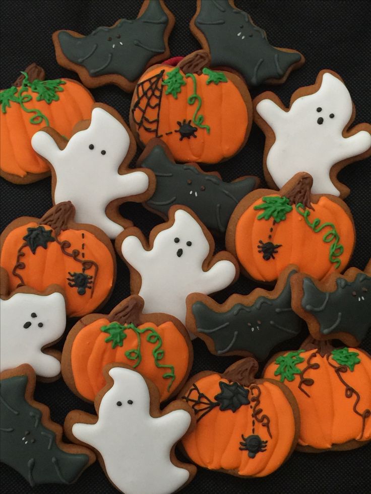 Festive Halloween Cookies: Whimsical Ghosts, Pumpkins, and Bats.