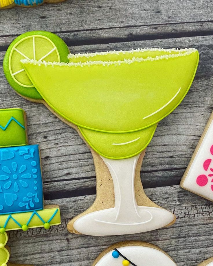 Vibrant Margarita Glass Cookie: A Fun Summer Treat with Textured Salt Edge and Lime Wedge Accent.