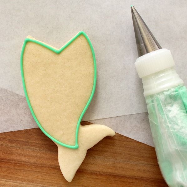 Mermaid Tail Shaped Cookie: Vibrant Green Icing Design for Ocean-Themed Celebrations.