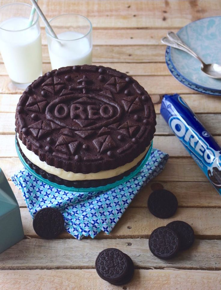 Indulgent Oreo Cake: A Rich Chocolate Delight with Creamy Vanilla Filling, Perfect for Celebrations.