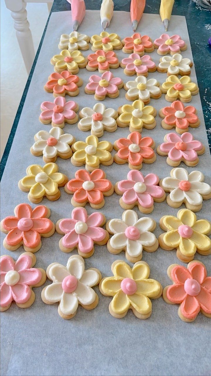 Whimsical Floral Cookie Designs in Vibrant Pastels