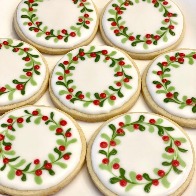 Festive Circular Decorative Cookies with Wreath Designs for Holiday Celebrations.