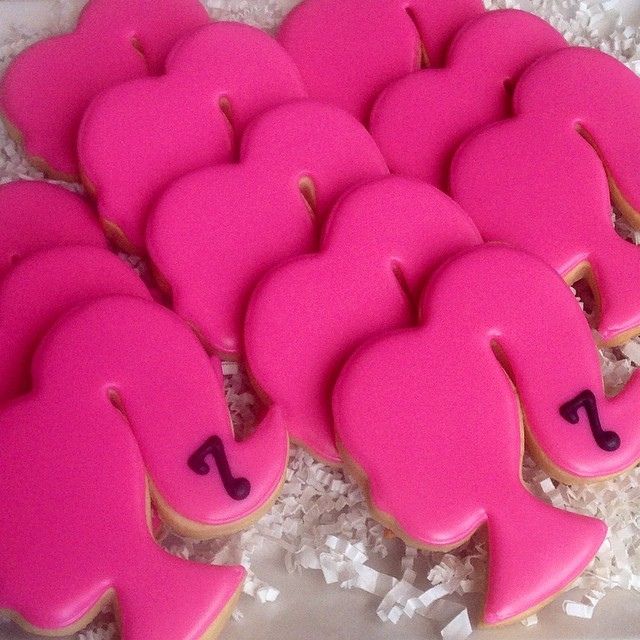 Playful Bright Pink Flamingo Cookies: A Vibrant Treat for Themed Celebrations and Nail Design Inspiration.