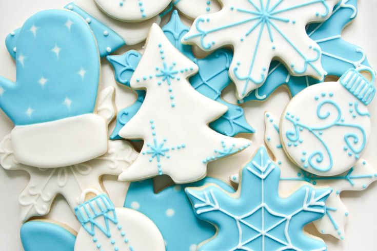 Elegant Winter Cookies Adorned with Snowflakes and Festive Trees