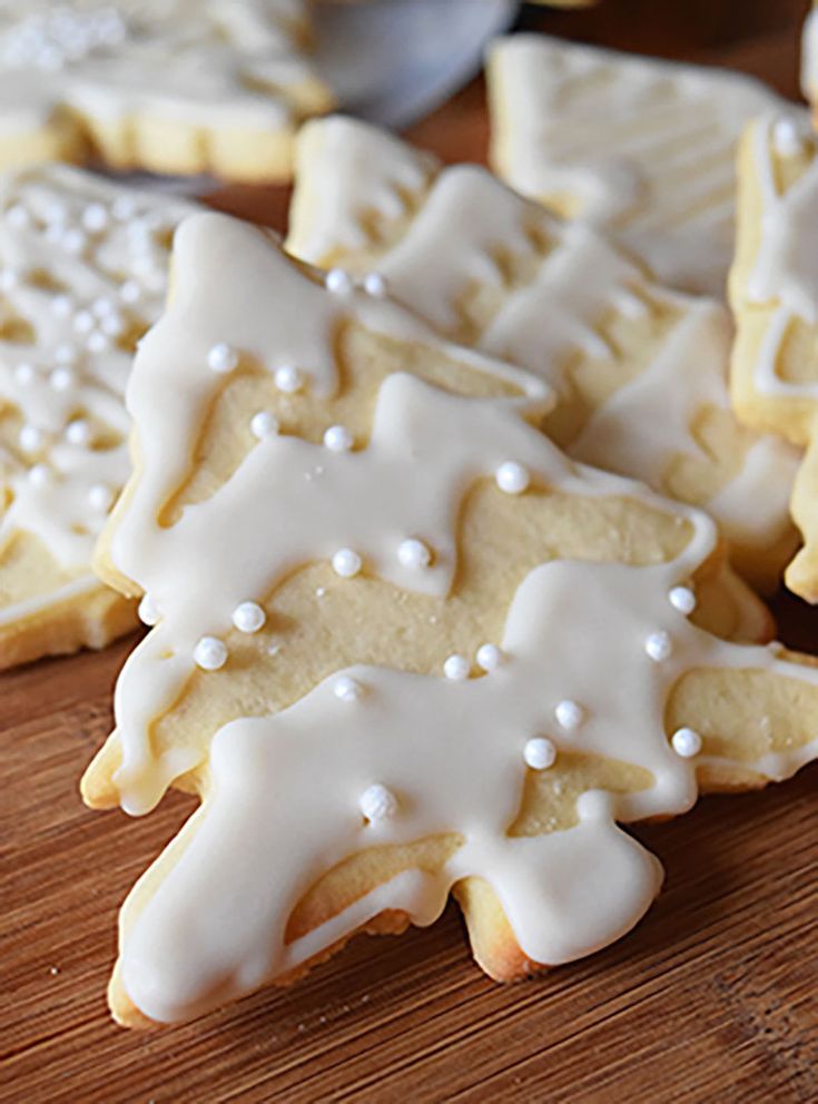 Elegant Holiday Tree-Shaped Cookies with Snow-Like Icing and Pearl Accents