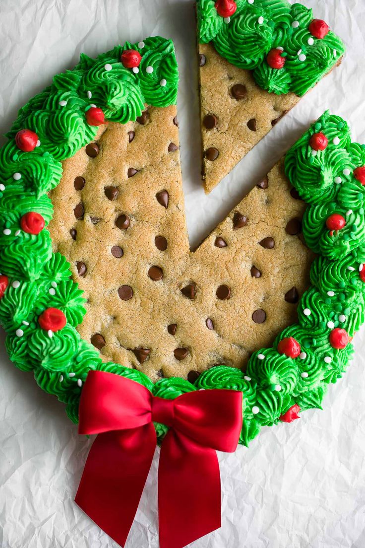 Festive Cookie Wreath Design: A Cheerful Holiday Centerpiece.