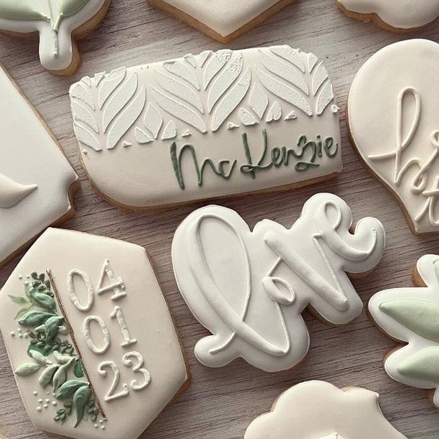 Elegant Decorative Cookies: Intricate Designs for Celebrations.