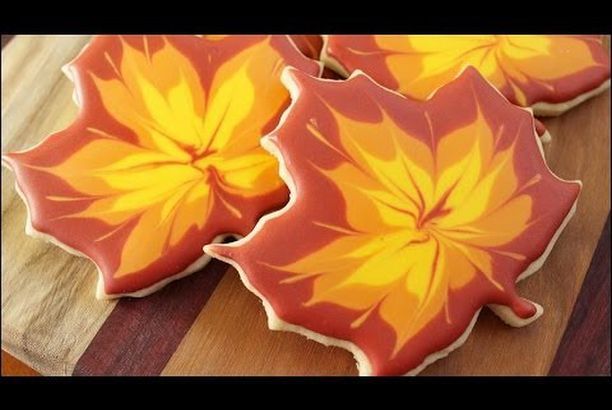 Autumn-Inspired Cookies: Vibrant Leaf Designs Capturing Fall's Spirit.