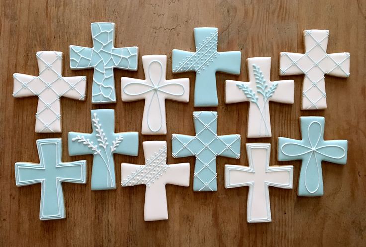 Charming Blue and White Decorative Cross Designs Inspire Aesthetic Nail Art