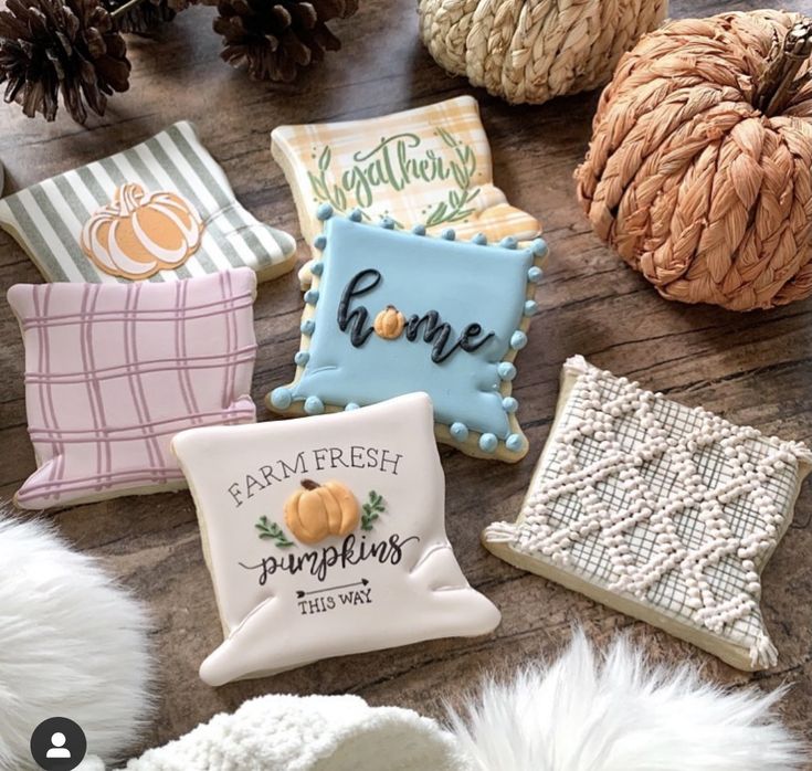 Autumn-Inspired Decorative Pillows: Cozy Textures and Charming Designs for Festive Gatherings.