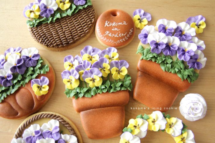 Vibrant Floral Cookie Designs Enhance Spring Celebrations.