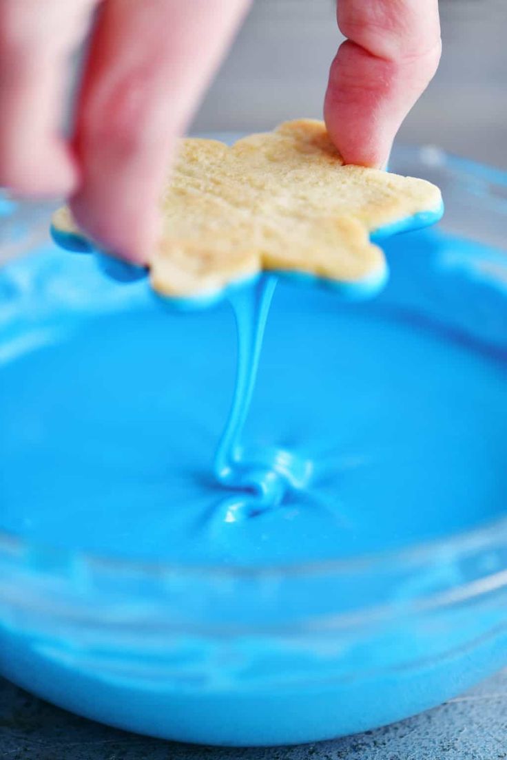 Whimsical Dessert Decoration: Vibrant Blue Glaze Technique for Cookies