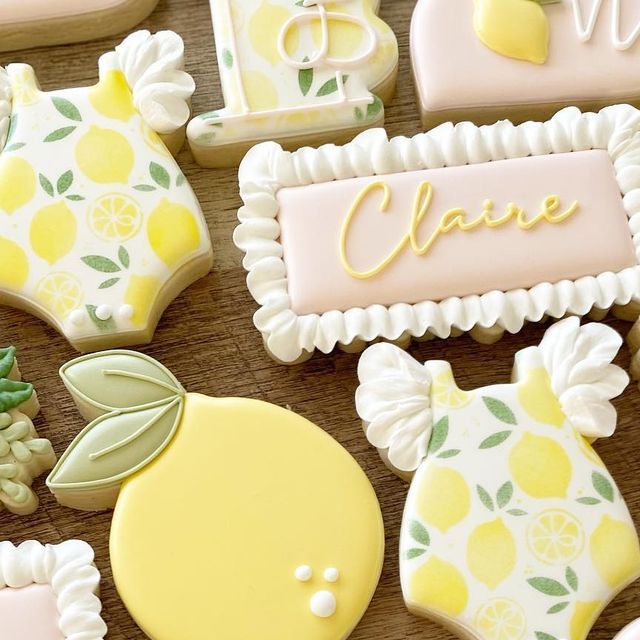 Cheerful Lemon-Themed Cookies: Vibrant Designs for Summery Celebrations.