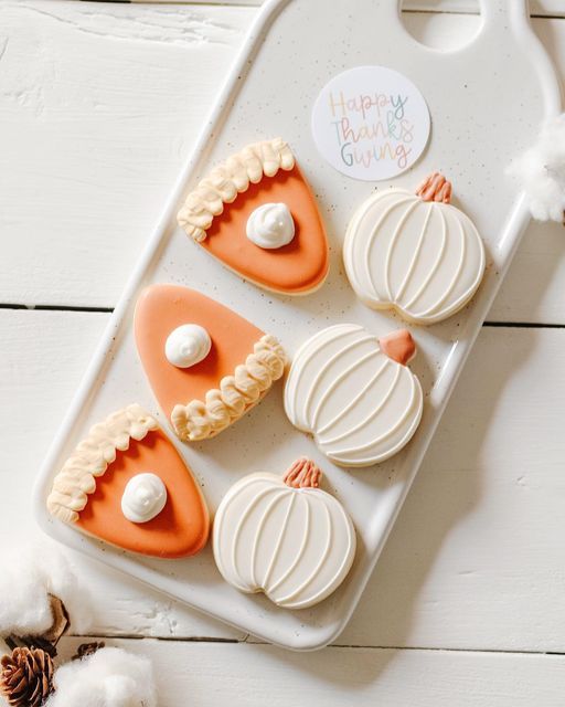 Autumn-Themed Festive Cookie Platter: A Joyful Thanksgiving Centerpiece.