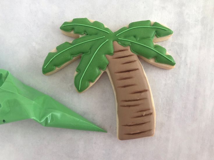 Tropical Palm Tree Cookie Design for Summery Celebrations.