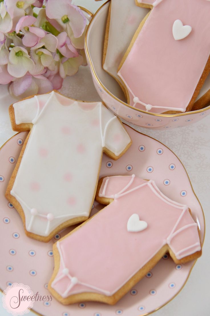 Pastel Baby Onesie Cookies with Intricate Icing and Charming Presentation.