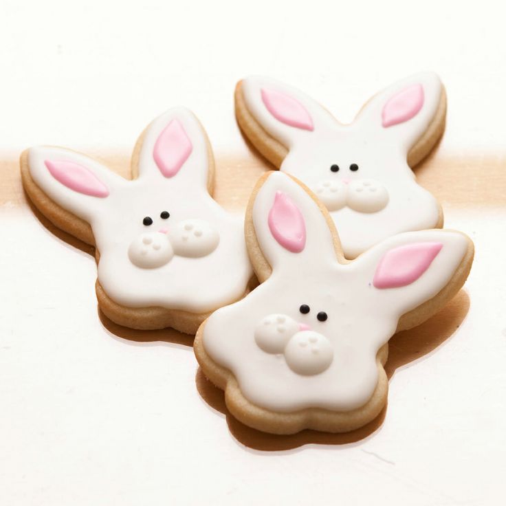 Charming Bunny-Shaped Cookies: A Delightful Festive Treat with Playful Pink Accents.