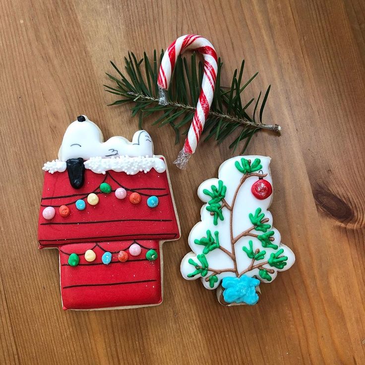 Festive Cartoon-themed Cookies: Cozy Doghouse and Cheerful Christmas Tree Designs.