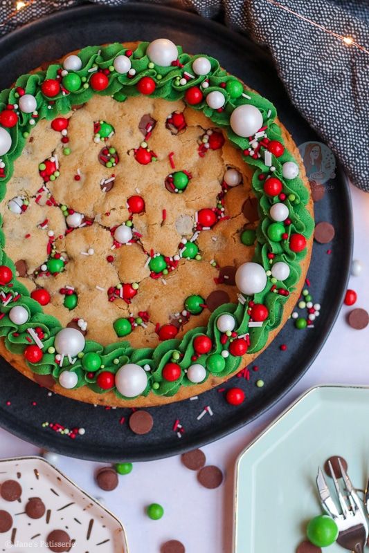 Vibrant Holiday Cookie Cake Decorated with Festive Frosting and Candies.