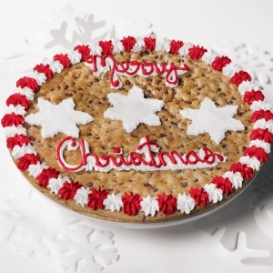 Vibrant Festive Cookie Cake: An Eye-Catching Holiday Centerpiece.