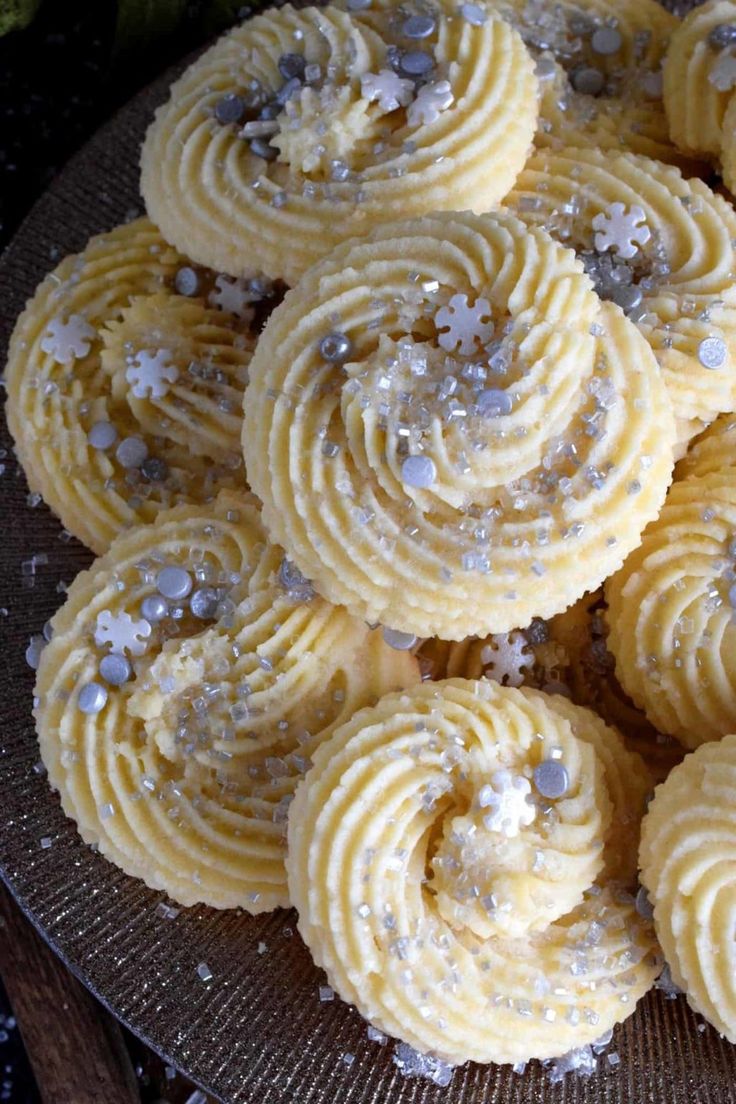 Festive Swirled Buttercream Cookies: A Charismatic Holiday Dessert Display.