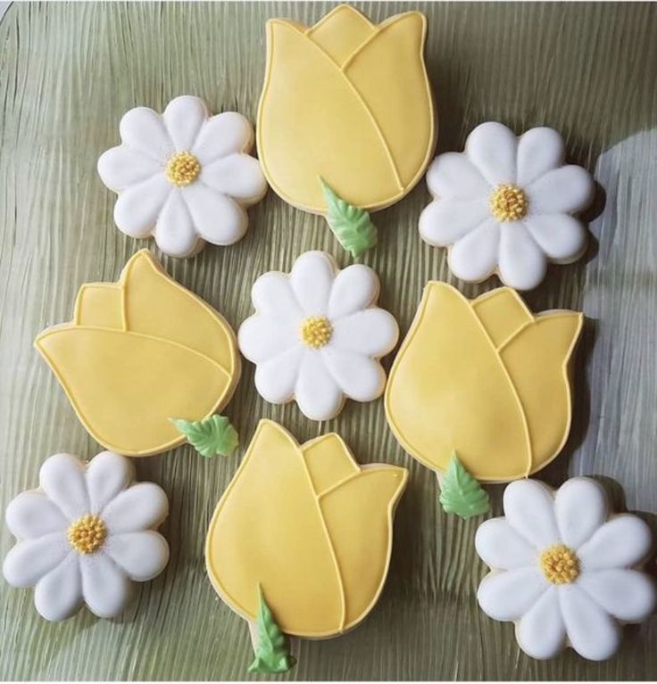 Charming Spring Cookie Design with Yellow Tulips and White Daisies for Seasonal Celebrations.