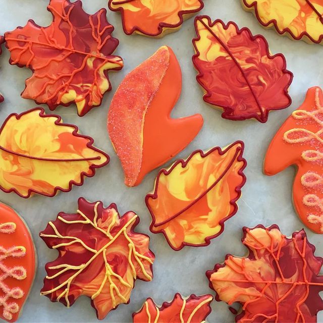 Vibrant Autumn-Inspired Cookies with Intricate Leaf Designs