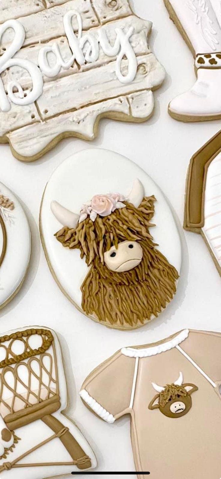 Charming Highland Cow Motif Cookies: Playful Elegance for Rustic Celebrations.