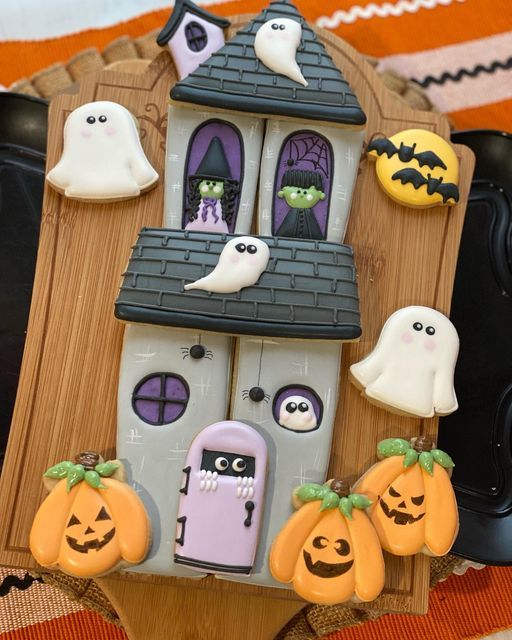 Whimsical Halloween Cookie Design: Spooky House, Playful Ghosts, and Festive Decorations.