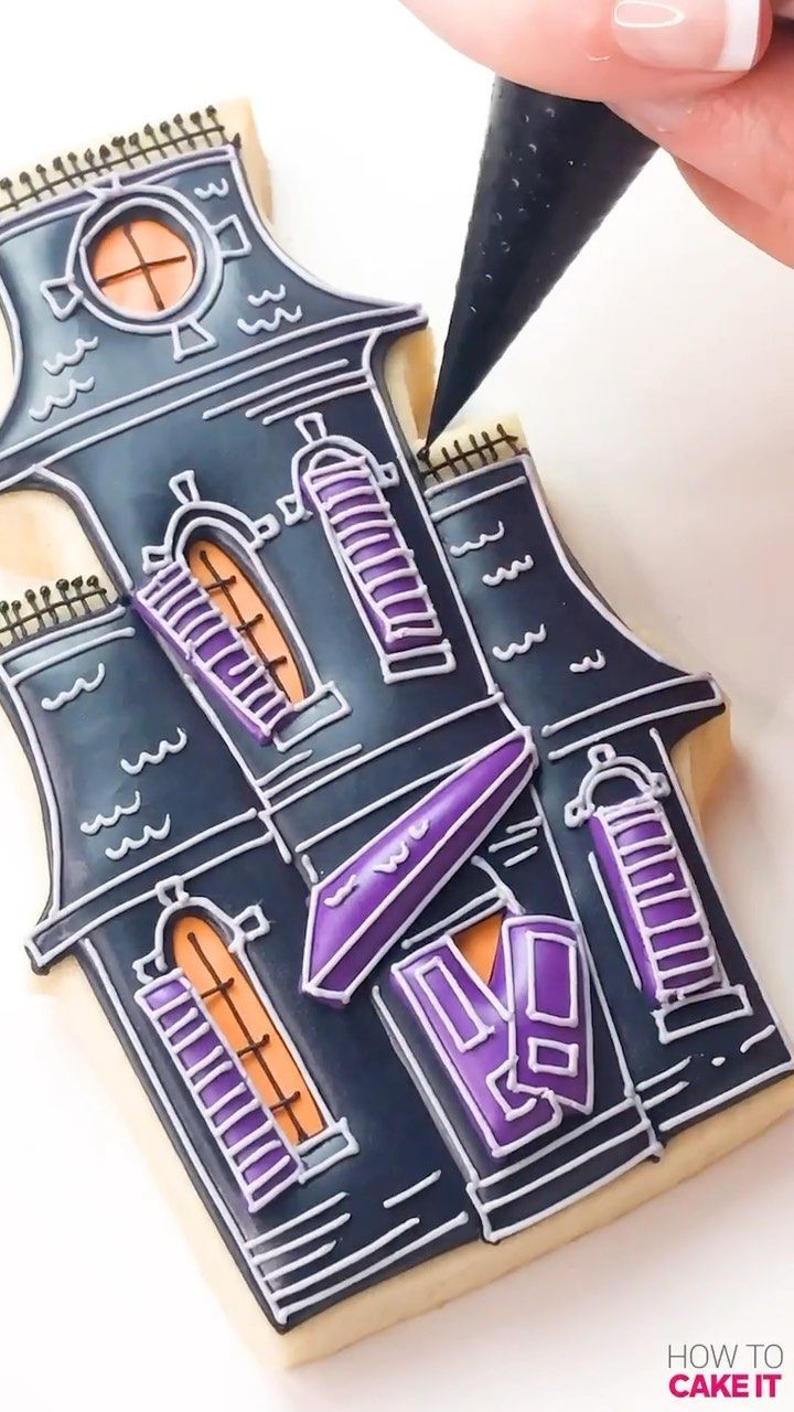 Haunted House Cookie Design: A Spooky Treat for Halloween Gatherings.